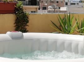 Studio apartment with private terrace, Jacuzzi & views, allotjament vacacional a Mosta