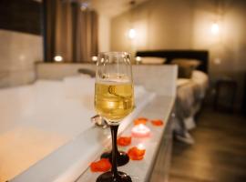 La Suite Romantique avec Jacuzzi au Cœur de Perpignan, aparthotel en Perpiñán