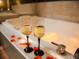 La Suite Romantique avec Jacuzzi au Cœur de Perpignan, hotel v destinaci Perpignan