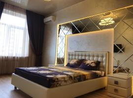 Luxury Apartment in Downtown, Near River Esplanade, hotel sa spa centrom u Kharkovu