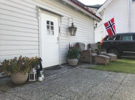 Koselig Landsbyhus i Nordfjord, feriebolig i Nordfjordeid