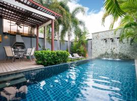 Two bedrooms pool villa at Saiyuan estate: Rawai Plajı şehrinde bir kır evi