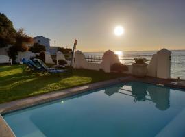 Westbank Private Beach Villa, 4 Bedrooms, Private pool, on the Beach!, hotel with jacuzzis in Gordonʼs Bay