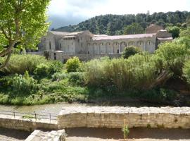 Maison de caractère face à l abbaye de lagrasse, feriehus i Lagrasse