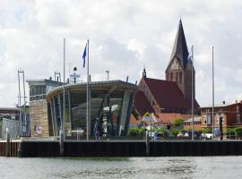 Ostseeferien in Barth; FeWo "Korls H&uuml;sung"，位于斯特拉尔松-巴特机场 - BBH附近的酒店