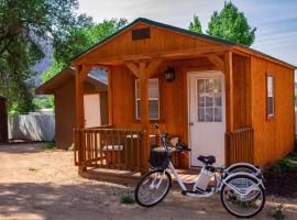 Zion’s Cozy Cabin's, lodge i Hildale
