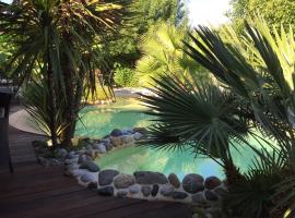 Domaine Le Village, отель в городе Villenouvelle