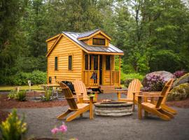 Mount Hood Village Atticus Tiny House 8, hotel in Welches