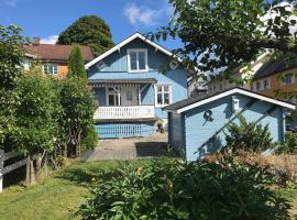 Charming Lakeside House with sauna, beach hotel in Lillehammer