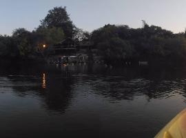 Caprivi Houseboat Safari Lodge, hotel en Katima Mulilo