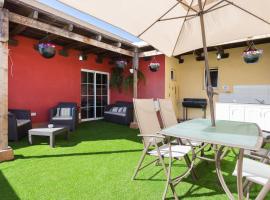 Villa Blanca Tenerife - Private rooms - Terrace and BBQ, 5 minutes from the beach and airport, habitación en casa particular en San Isidro