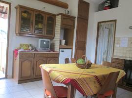 Gîtes des Cèdres, vacation rental in Crestet