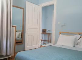 Room next to Porto Montenegro, hotel v Tivate