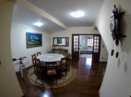 Confortável casa de madeira, B&B/chambre d'hôtes à Poços de Caldas