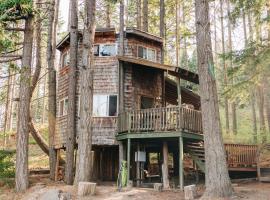 Tree House Tranquil-A-Tree, загородный дом в городе White Salmon