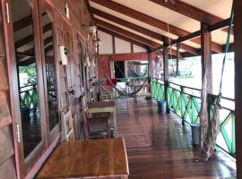 Somphamit Guesthouse, hotel in Ban Khon