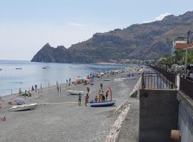 Residence Lungomare, hotel en SantʼAlessio Siculo