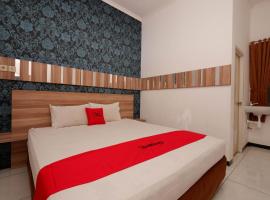 RedDoorz near Plaza Simpang Lima, guest house in Semarang