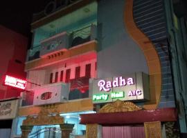 Radha Party Hall، فندق مع موقف سيارات في كانتشيبورام