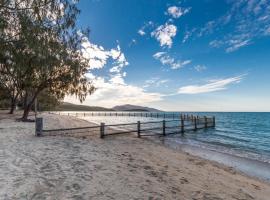 Birdsong House- Dingo Beach, hotel con estacionamiento en Hideaway Bay