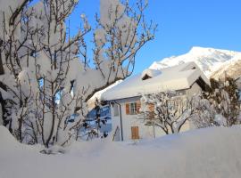 Chalet Cuore delle Alpi, отель в городе Айроло