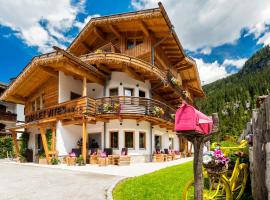 Chalet Vites Mountain Hotel, boutique hotel in Canazei
