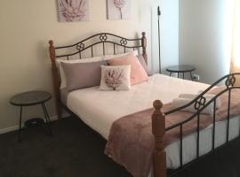 3ree- Spacious & Charming Apartment, хотел в Девънпорт