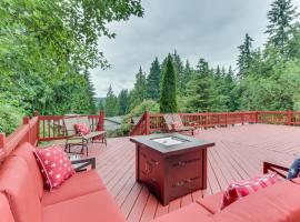 Family Friendly Funhouse Near Langley, hotel with parking in Langley