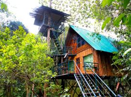 Khao Sok Tree House Resort, hotel con alberca en Khao Sok