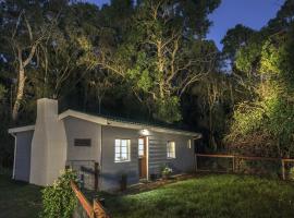 Natures Way Bush Pig Cottage, farm stay in The Crags