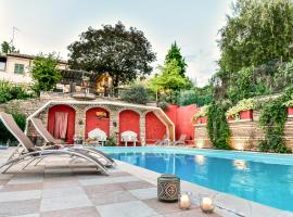 Villa Isidoro ampio parco, piscina privata, arte e giochi , natura e fitness, hotel a Verona