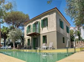 Ouzo Traditional House with private pool, hotel with hot tubs in Plomarion