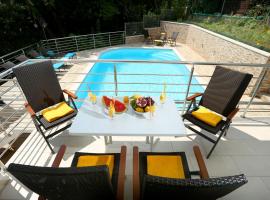 Villa Dragi with Pool, Sauna, & Whirlpool, מלון למשפחות באופטייה