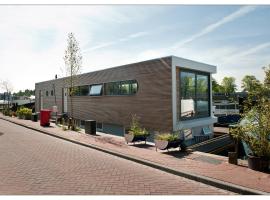 Private guesthouse BnB The Waterhouse houseboat, hotel blizu znamenitosti Passenger Terminal Amsterdam, Amsterdam