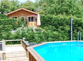 The Cabin with heated outdoor pool, atostogų namelis mieste Chalandrey