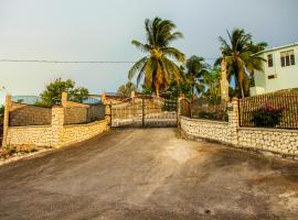 Sunshine Lodge: Your home away from home: Montego Bay şehrinde bir kiralık sahil evi