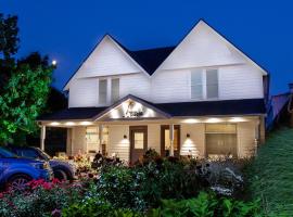 Newsroom Suites, hotel near Sandbanks Provincial Park, Wellington