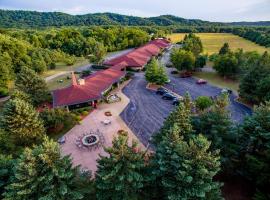 Spring Valley Inn, hotel with hot tubs in Spring Green