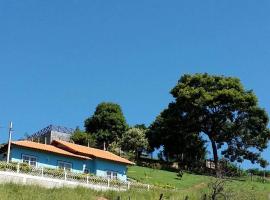 Casa Azul do Recanto dos Eucaliptos – hotel w mieście Paty do Alferes
