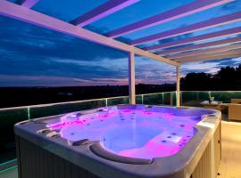 Villa STELLA - Pomer,Istria - heated pool, jacuzzi, sauna, bbq & table tennis near the beach, casa de temporada em Pomer