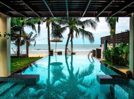 Baan SanSuk Pranburi - Beach Front & Pool Villa, feriebolig i Pran Buri