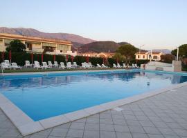 House Aurora, hotel amb piscina a San Nicola Arcella