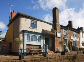 The Lamb Inn: Crediton şehrinde bir otel