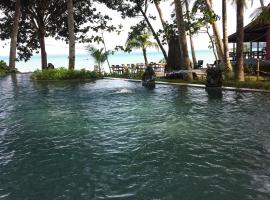 Kuda Laut Resort, hotel com estacionamento em Cisolok