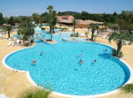 Camping Resort Les Champs Blancs, hotelli, jossa on uima-allas kohteessa Agde