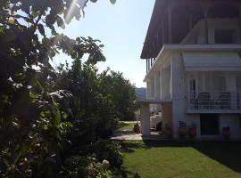 The green garden villa by the sea!, hotel barato en AgiaKampos