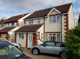 Spacious Swindon 5 bedroom house - sleeps up to 10, hotel with parking in Swindon