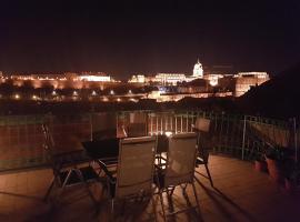 Penthouse with Free PARKING and Free BIKES, wellness 8 min walk, hotel con campo de golf en Budapest