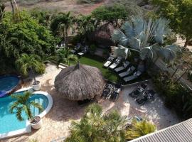 Bananas Apartments, hotel in zona Tierra del Sol Golf Course, Palm-Eagle Beach