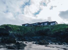 Brenna: Cliffside Apartment, пляжне помешкання для відпустки у місті Гелліссандур